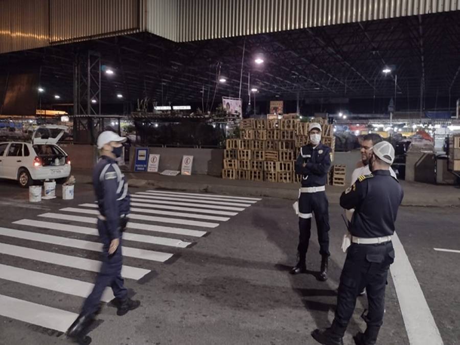 IMTT faz demarcação no Mercado Municipal de Campos e ordena de carga e